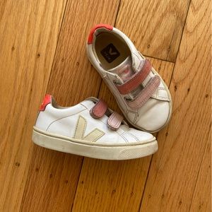 Toddler Veja sneakers in pink. UE size 25, US toddler 8.5